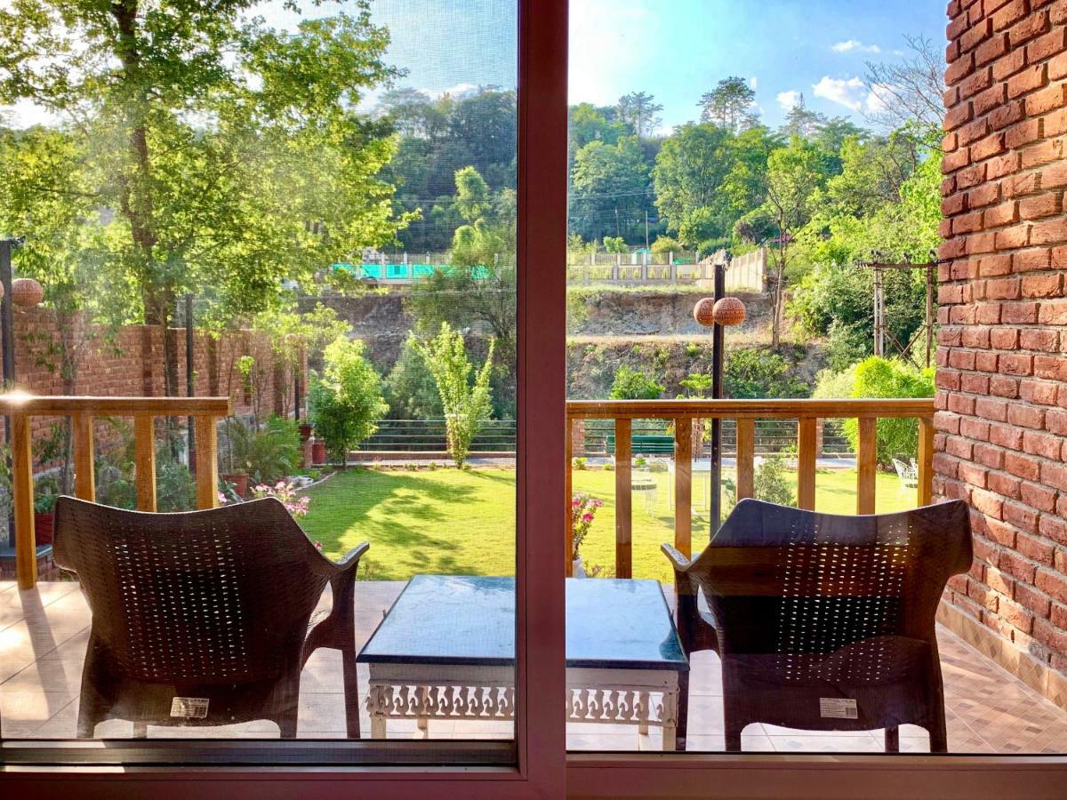 The River S Edge Farm Hotel Dehradun Buitenkant foto